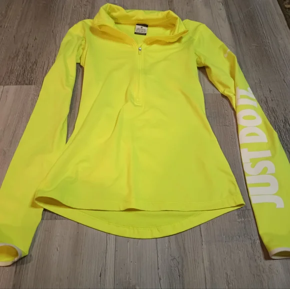 Nike Top - Picture 2 of 5